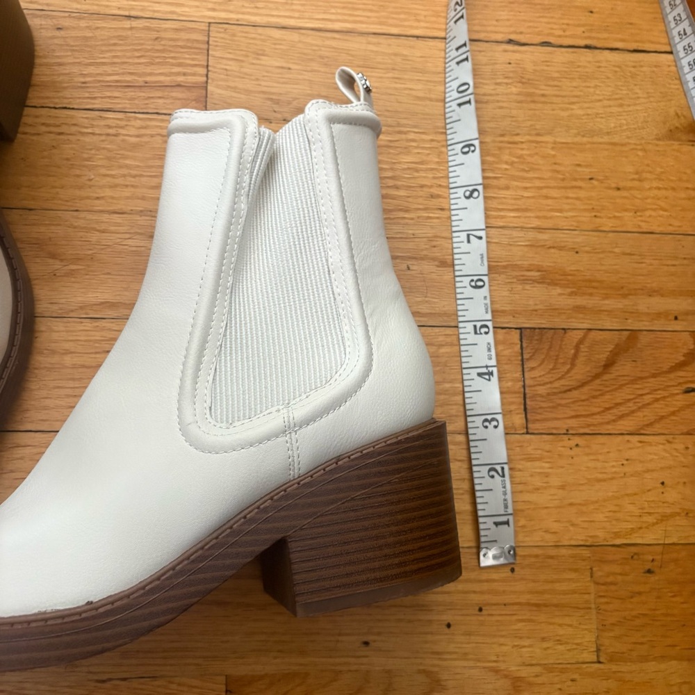 Bandolino White Chelsea Boots Size 9 - Picture 2 of 6